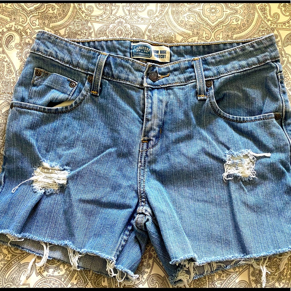 LEVI STRAUS LOW RISE LIGHT WASH JEAN SHORTS